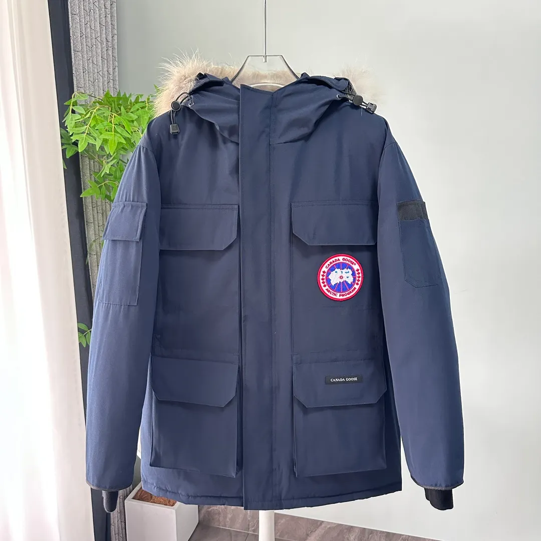 P700 CANADA GOOSE｜Canada Goose Expedition Parka｜Classic upgrade New 08 style Color: graphite gray, off-white, black, pink, navy blue, sky blue, Size: XS, S, M, L, XL, XXL, Product introduction Loose fit, multi-pocket design Larger size for free movement. 6 exterior pockets: 4 reversible front pockets, zippered side entry. There is a practical pocket on the left sleeve and a top pocket on the right sleeve. There is a drawstring on the inside of the waist and a logo patch on the back. The waist is designed with an inside drawstring, which can be adjusted to provide excellent warmth. Woven grab straps at upper back with “Expedition” logo patch • Hood with removable zipper trim, interchangeable hood trim for personalization and added protection (this jacket is not available with the classic hood trim) • Chin protection element has a tricot inner fabric for softness and comfort • Woven grab straps at upper back with “Expedition” logo patch • Internal drawstring at the waist, adjustable to provide excellent warmth •Snap-in rib knit cuffs for added comfort and optimal heat locking in •Stylish hanging inner straps allow the jacket to be carried over the shoulder, hands-free •Stowaway nylon stretch snow skirt for added protection •Two-way zipper covered fly with Velcro® snaps that unzips from the bottom for increased range of motion and breathability. A windproof fly is designed under the zipper for an extra layer of protection. • 6 exterior pockets: 4 two-way pockets on the front with top flap and Velcro® snaps, and zippered side entry. Utility pockets on left sleeve and right sleeve with top flap and velcro® snaps Internal pockets: 1 zipped pocket, 2 mesh drop-in pockets Embroidered Canada Goose logo